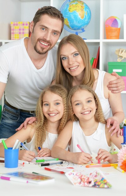 Portrait d'une famille heureuse peignant ensemble