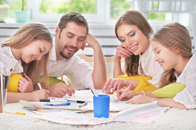 Portrait d'une famille heureuse peignant ensemble