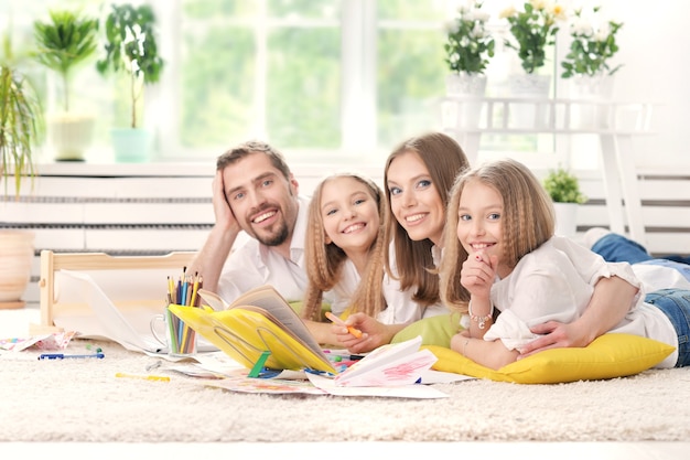 Portrait d'une famille heureuse peignant ensemble