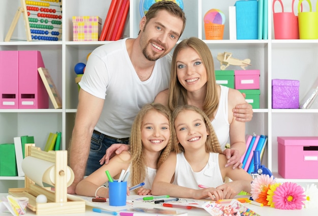 Portrait d'une famille heureuse peignant ensemble