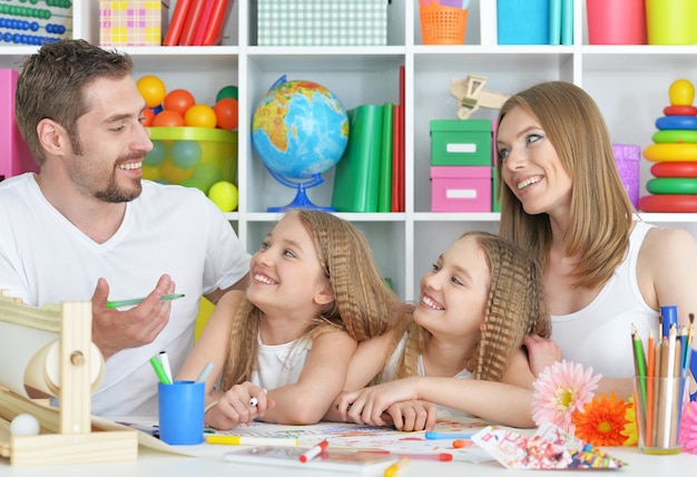 Portrait d'une famille heureuse peignant ensemble