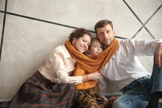 Portrait d'une famille heureuse avec une petite fille. le concept de bonheur familial