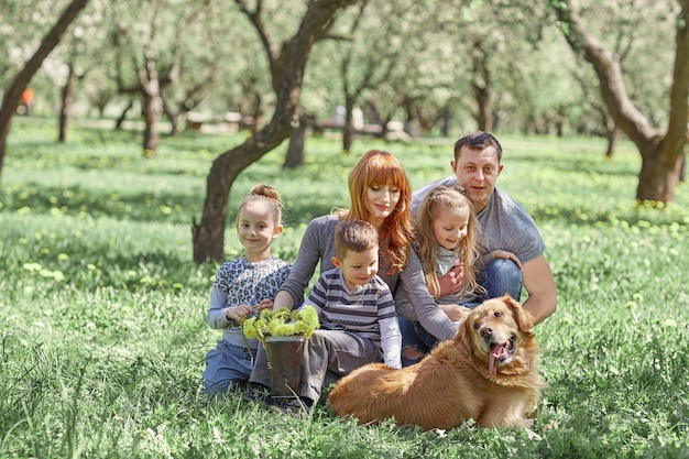 Portrait d'une famille heureuse sur un pique-nique un jour de printemps