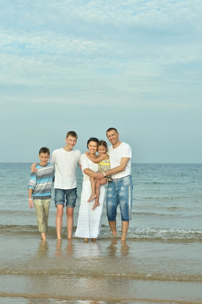 Portrait d'une famille heureuse à la plage en été