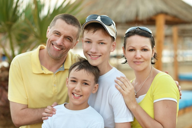 Portrait d'une famille heureuse à la plage en été