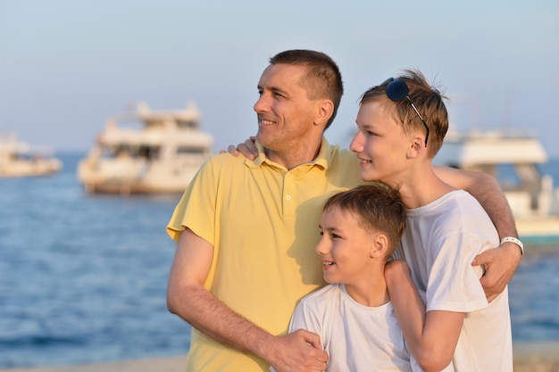 Portrait d'une famille heureuse à la plage en été