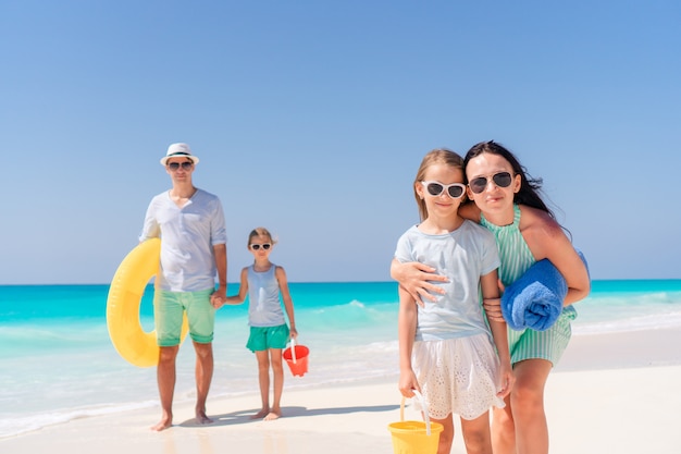 Portrait de famille heureuse sur une plage tropicale