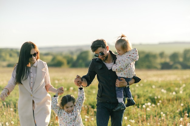 Portrait de famille heureuse en plein air. le coucher du soleil.