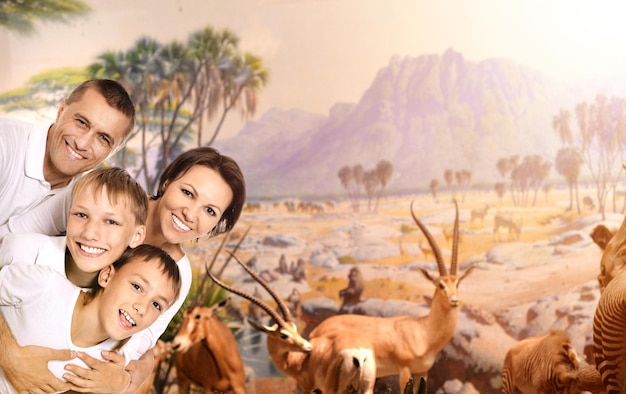 Portrait de famille heureuse posant au musée d'histoire naturelle