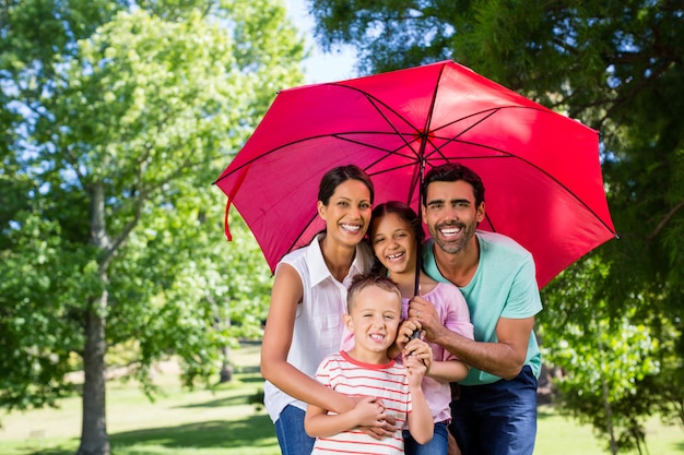 Portrait de famille heureuse, profiter du temps ensemble dans le parc