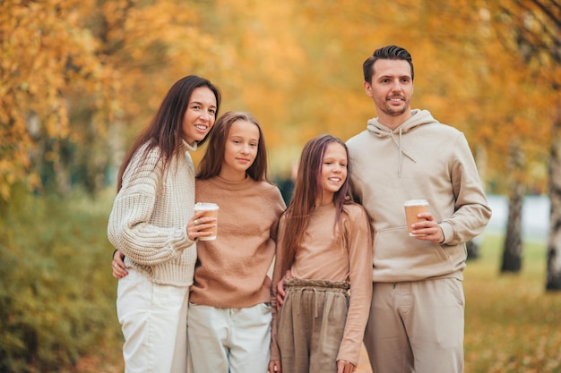 Portrait de famille heureuse de quatre en jour d'automne