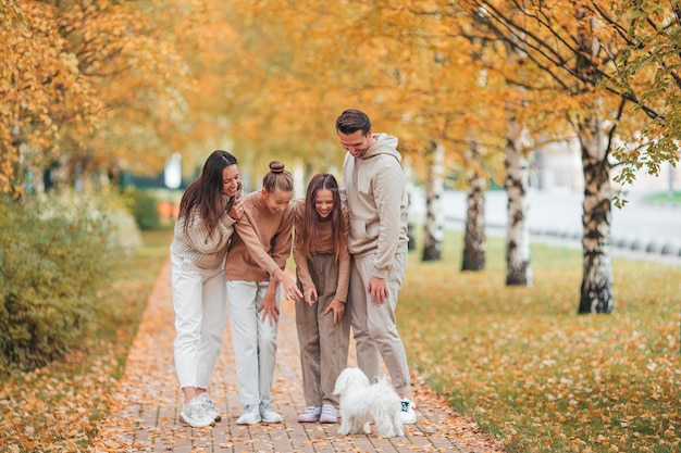 Portrait de famille heureuse de quatre en jour d'automne