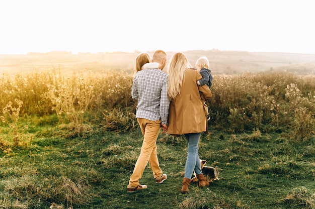 Portrait d&#39;une famille heureuse qui joue au coucher du soleil