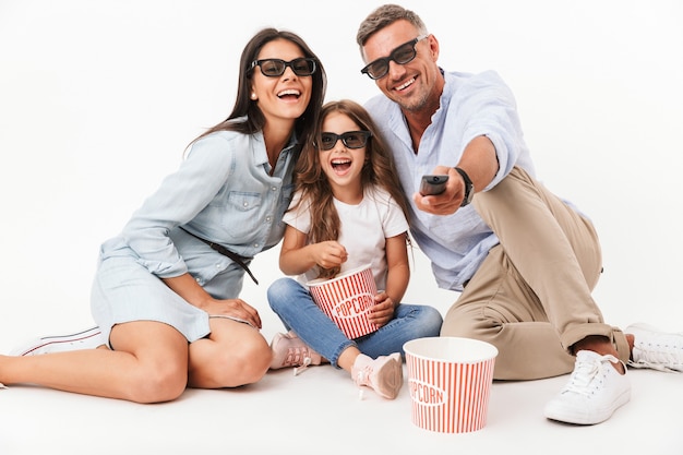 Portrait d'une famille heureuse en regardant un film