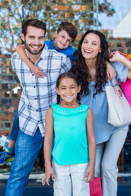 Portrait d'une famille heureuse s'amuser dans le centre commercial