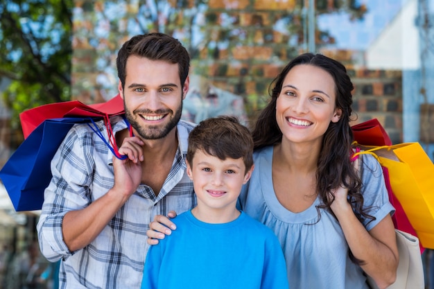 Portrait d'une famille heureuse s'amuser dans le centre commercial