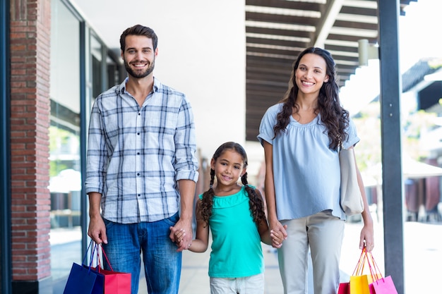 Portrait d&#39;une famille heureuse avec des sacs