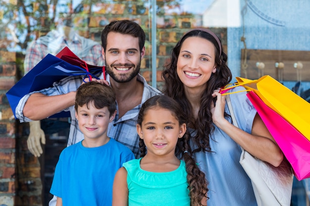 Portrait d'une famille heureuse avec des sacs