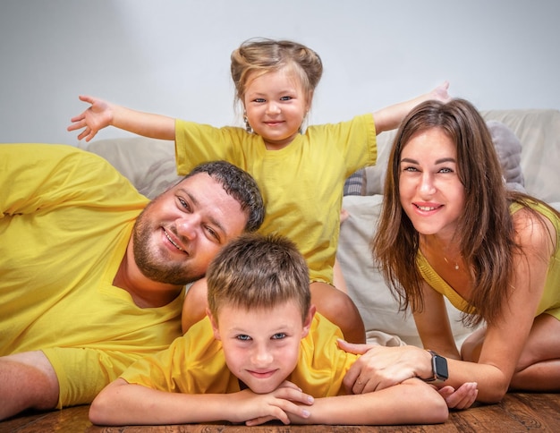 Portrait d'une famille heureuse sur le sol