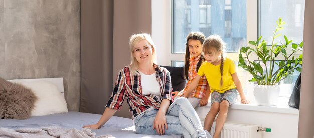 Portrait d'une famille heureuse souriant à la maison