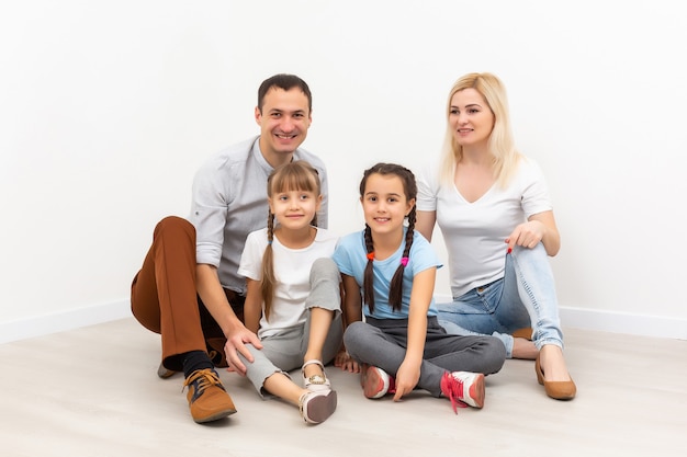 Portrait d'une famille heureuse souriant à la maison