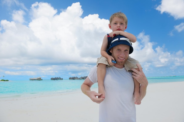 Portrait d'une famille heureuse en vacances d'été à la plage