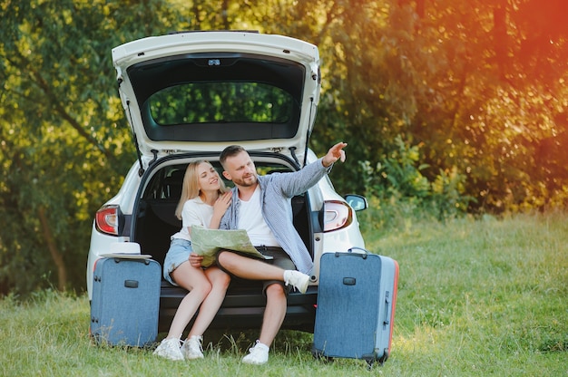 Portrait de famille heureuse. Vacances, Voyage - famille prête pour le voyage pour les vacances d'été. valises et trajet en voiture.