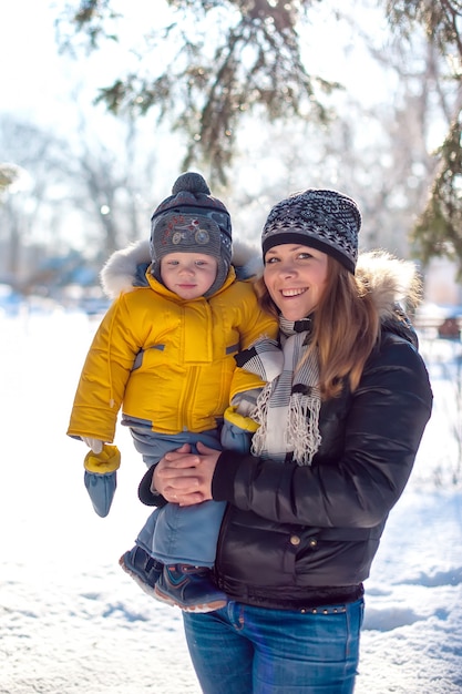 Portrait de famille heureuse à winter park