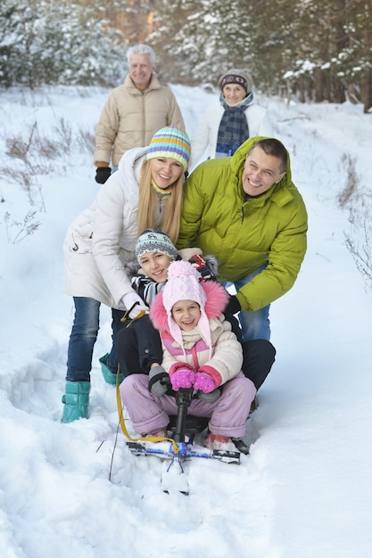 Portrait de famille en hiver avec motoneige