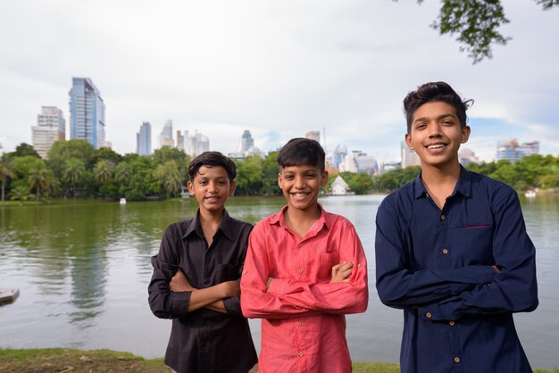 Portrait de famille indienne se détendre ensemble dans le parc