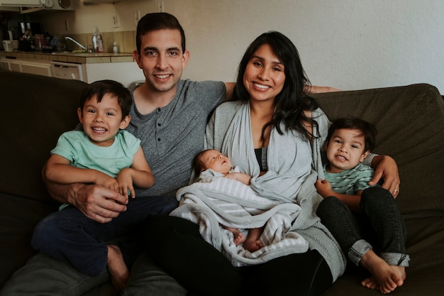 Portrait de famille d&#39;un jeune couple