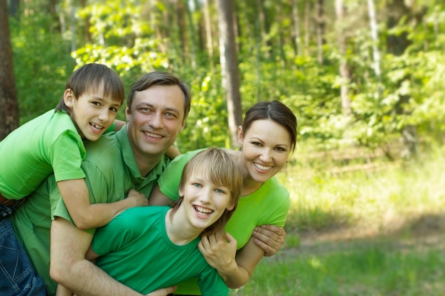 Portrait d'une famille joyeuse dans le parc d'été