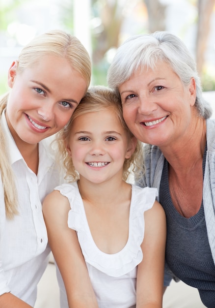 Portrait d&#39;une famille joyeuse en regardant la caméra