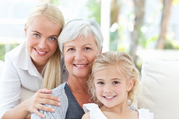 Portrait d&#39;une famille joyeuse regardant la caméra