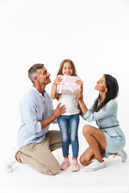 Portrait d'une famille joyeuse