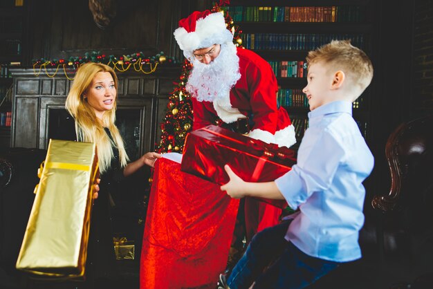 Portrait de famille à la maison. Parents et fils passent du temps ensemble au moment de Noël