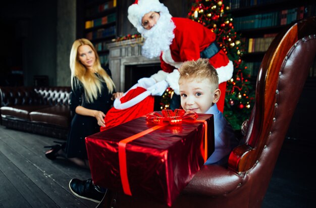 Portrait De Famille à La Maison. Parents Et Fils Passent Du Temps Ensemble Au Moment De Noël