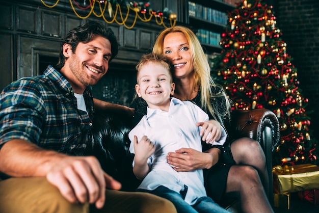 Portrait de famille à la maison. Parents et fils passent du temps ensemble