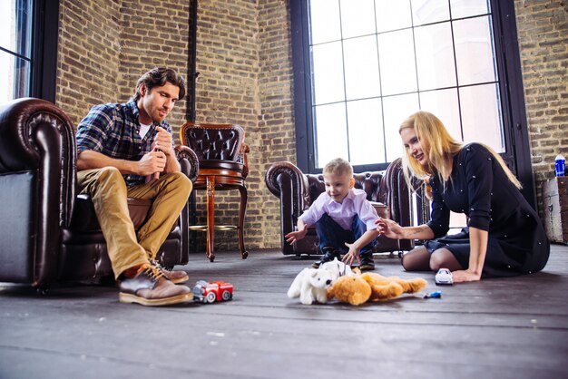 Portrait De Famille à La Maison. Parents Et Fils Passent Du Temps Ensemble