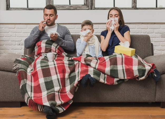 Photo portrait de famille malade à l'intérieur