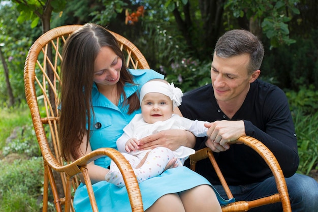 Portrait de famille maman papa et petit bébé Parents avec bébé