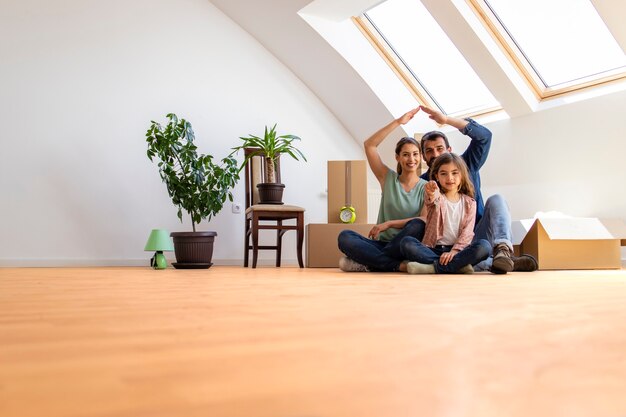 Portrait d'une famille moderne heureuse avec des enfants emménageant dans une nouvelle maison