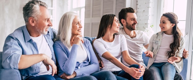 Le portrait de la famille multigénérationnelle