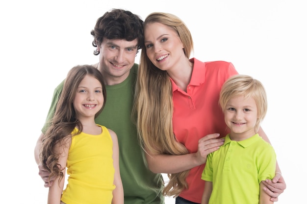 Portrait de famille sur mur blanc