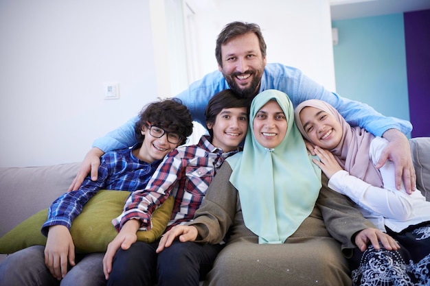Photo portrait de famille musulmane avec des adolescents arabes à l'intérieur de la maison moderne