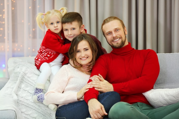 Portrait de famille de Noël dans le salon de vacances à la maison