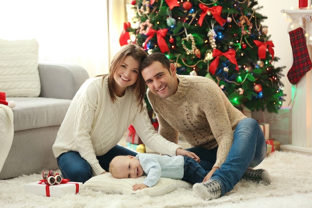 Portrait de famille de Noël dans le salon de vacances à la maison