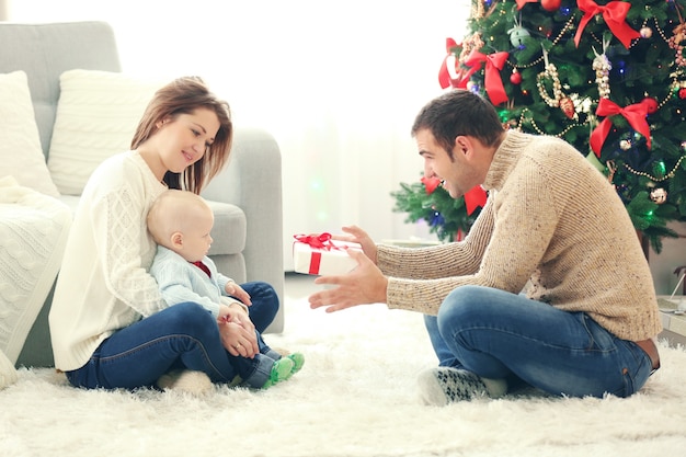 Portrait de famille de Noël dans le salon de vacances à la maison