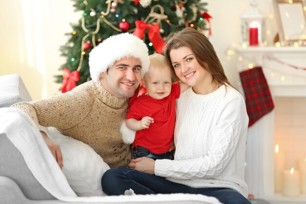 Portrait de famille de Noël dans le salon de vacances à la maison