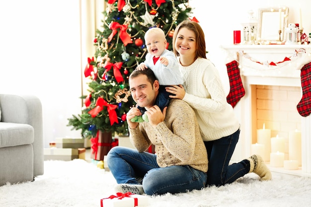 Portrait de famille de Noël dans le salon de vacances à la maison